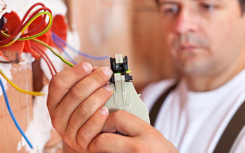recherche électricien bâtiment Élancourt